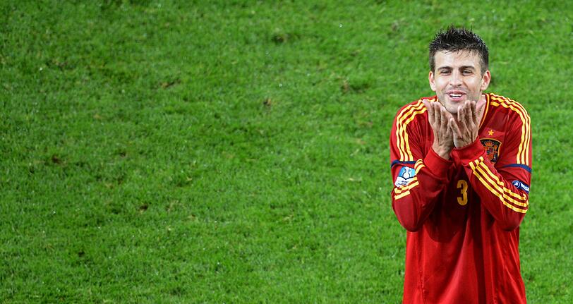 GERARD PIQUE (Spanien) &ndash; &bdquo;Shakira weiß schon, was sie tut.&ldquo; (Augenzwinkern)