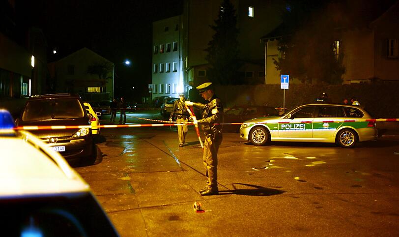 Der Tatort in Neu-Ulm: Bei der Schießerei ist ein Mann getötet und ein zweiter schwer verletzt worden, der oder die Täter weiter auf der Flucht.