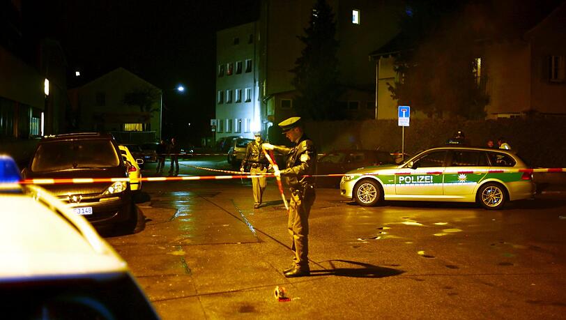 Der Tatort in Neu-Ulm: Bei der Schießerei ist ein Mann getötet und ein zweiter schwer verletzt worden, der oder die Täter weiter auf der Flucht. Der Tatort in Neu-Ulm: Bei der Schießerei ist ein Mann getötet und ein zweiter schwer verletzt worden, der oder die Täter weiter auf der Flucht.