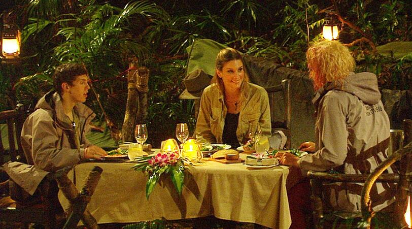 Luxusmenü für die Finalisten
Das haben sie sich wirklich verdient: Claudelle, Olivia und Joey bekommen als Belohnung für ihre erkämpften Sterne ein Drei-Gänge-Menü fertig zubereitet ins Dschungelcamp serviert. Die Freude ist riesig, als sie den gedeckten Tisch im Camp erblicken. Claudelle: &bdquo;Salz und Pfeffer! Oh wie wunderbar!&ldquo;