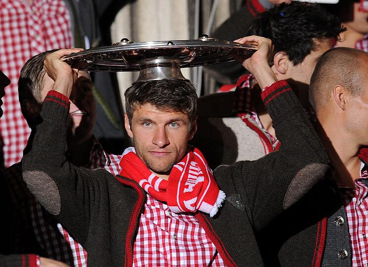THOMAS MÜLLER, Note 2: 
Brüllte erstmal ausdauernd in die Menge, bevor in den Hüpf-Modus überging. Rettete später mit blitzgeschwindem Griff die Meisterschale vor dem Sturz aus lichter Höhe.