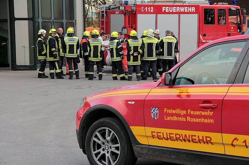 Auf einem Wertstoffhof in Raubling stürzte ein Mann in eine Müllpresse und stirbt.