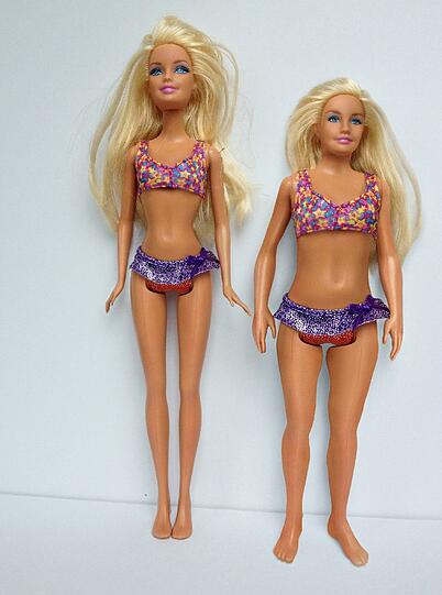 Die Barbie im Original und die Barbie, die der Durchschnittsamerikanerin entspricht. Letztere ist einfach kleiner, runder und kompakter.