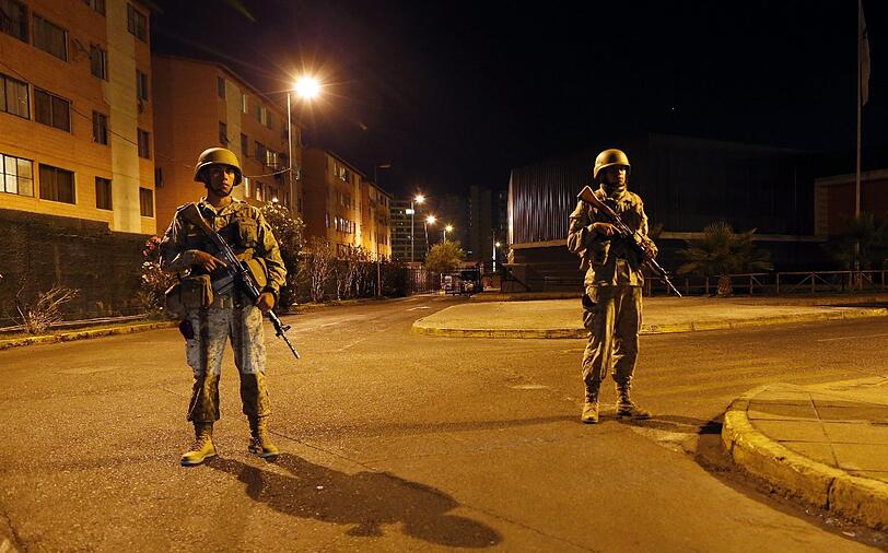 Soldaten bewachen Häuser vor Plünderung: Nach einem Nachbeben in Chile musste erneut evakuiert werden.