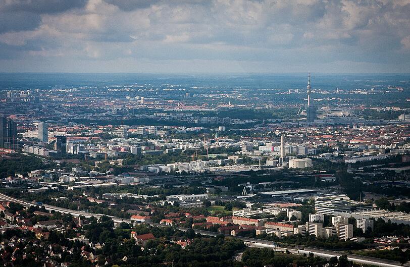Panorama-Blick vom Himmel über Freimann auf München: Am unteren Bildrand ist die A 9 zu sehen, die auf den Mittleren Ring zuläuft.
