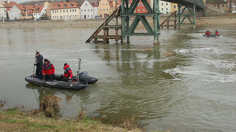 Bilder vom Donnerstag: Einsatzkräfte suchen die Donau nach der vermissten Studentin Malina ab.