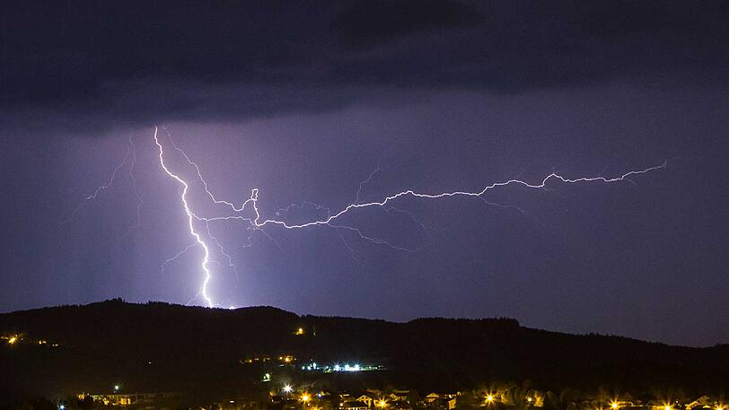 Eine grandiose Blitzshow mit unzähligen Erdblitzen waren vom Regener Ortsteil Schützenhof (Lkr. Regen) aus zu bewundern.