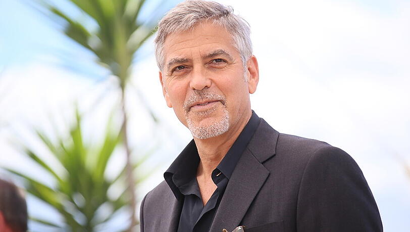 George Clooney legt für einen Werbespot einen Eselritt hin George Clooney legt für einen Werbespot einen Eselritt hin