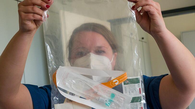 Ärztin Laura Olbrich zeigt nach einem Hausbesuches die verpackte Testausrüstung.