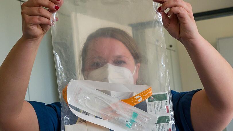 Ärztin Laura Olbrich zeigt nach einem Hausbesuches die verpackte Testausrüstung.