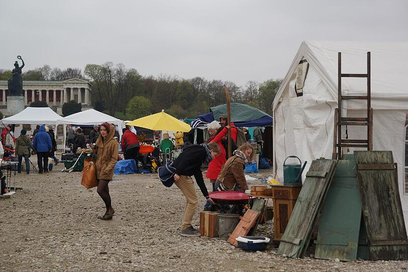 Die Bilder vom BRK Flohmarkt auf der Theresienwiese.