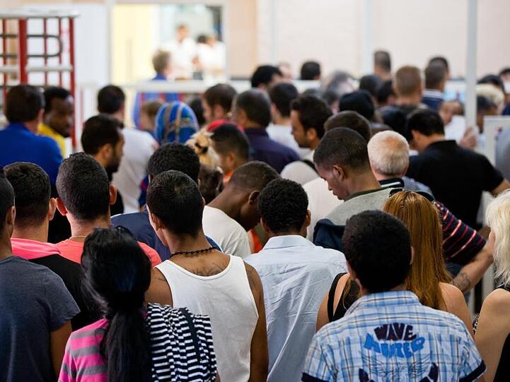Asylbewerber in der Zentralen Aufnahmeeinrichtung für Asylbewerber (ZAE) in Zirndorf. Im Jahr 2018 beantragten rund 184.000 Migranten Asyl in Deutschland.