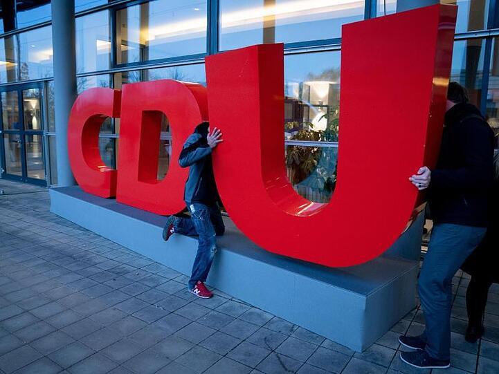In der CDU wird seit Tagen sondiert, ob ein Sonderparteitag zur Vorsitzendenwahl und voraussichtlich auch zur Neuwahl der gesamten Führungsspitze im Mai oder Juni möglich ist.