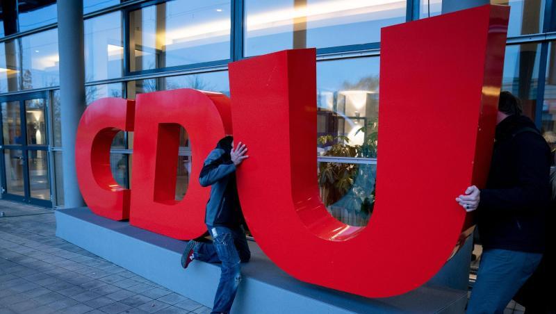 In der CDU wird seit Tagen sondiert, ob ein Sonderparteitag zur Vorsitzendenwahl und voraussichtlich auch zur Neuwahl der gesamten Führungsspitze im Mai oder Juni möglich ist. In der CDU wird seit Tagen sondiert, ob ein Sonderparteitag zur Vorsitzendenwahl und voraussichtlich auch zur Neuwahl der gesamten Führungsspitze im Mai oder Juni möglich ist.