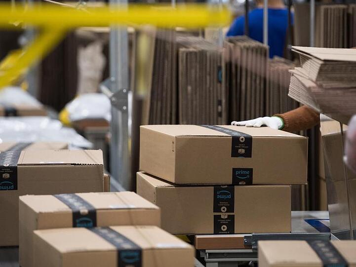 Amazon ist eines der größten Online-Versandhandelshäuser der Welt. Besonders hier soll das neue Gesetz der Vernichtung zurückgesendeter Waren vorbeugen. (Symbolbild)