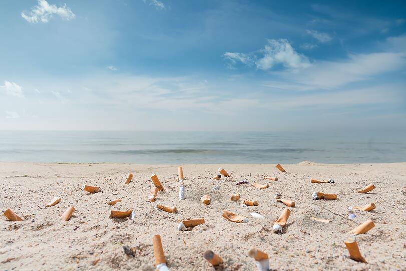Nicht nur der Rauch kann andere st&ouml;ren. Auch Zigarettenstummel sollten nie einfach im Sand landen. Sie sind gef&auml;hrlich f&uuml;r kleine Kinder, die sie in den Mund nehmen k&ouml;nnten. Au&szlig;erdem enthalten sie viele Schadstoffe, die Boden und Wasser belasten. Die Filter brauchen zudem Jahre, um sich zu zersetzen. Deshalb geh&ouml;ren sie immer in den M&uuml;ll.
