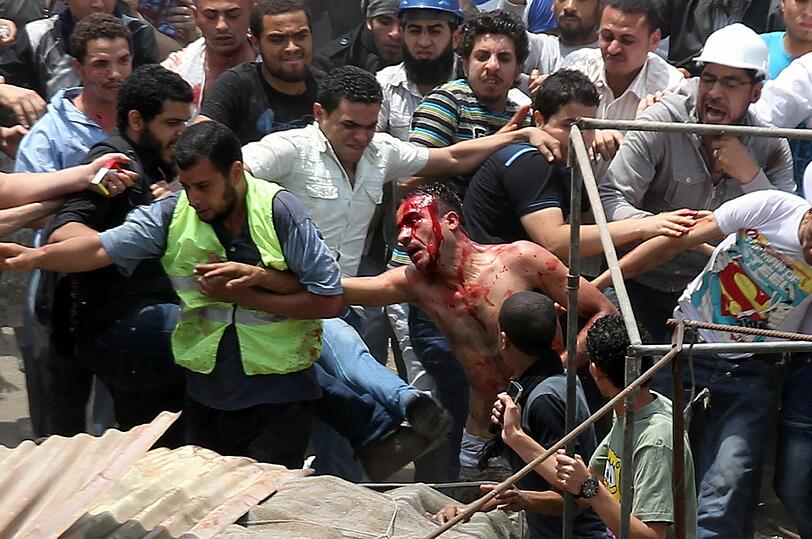 Drei Wochen vor der Präsidentenwahl in Ägypten sind bei Zusammenstößen zwischen Schlägertrupps und Demonstranten in Kairo mindestens elf Menschen getötet worden. Soldaten und Polizisten griffen mehrere Stunden lang nicht ein, obwohl die blutigen Ausschreitungen in direkter Nähe des Verteidigungsministeriums stattfanden, berichteten Augenzeugen am Mittwoch. Die Bilder aus Kairo.