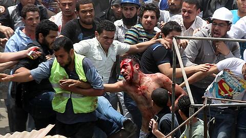 Drei Wochen vor der Präsidentenwahl in Ägypten sind bei Zusammenstößen zwischen Schlägertrupps und Demonstranten in Kairo mindestens elf Menschen getötet worden. Soldaten und Polizisten griffen mehrere Stunden lang nicht ein, obwohl die blutigen Ausschreitungen in direkter Nähe des Verteidigungsministeriums stattfanden, berichteten Augenzeugen am Mittwoch. Die Bilder aus Kairo.