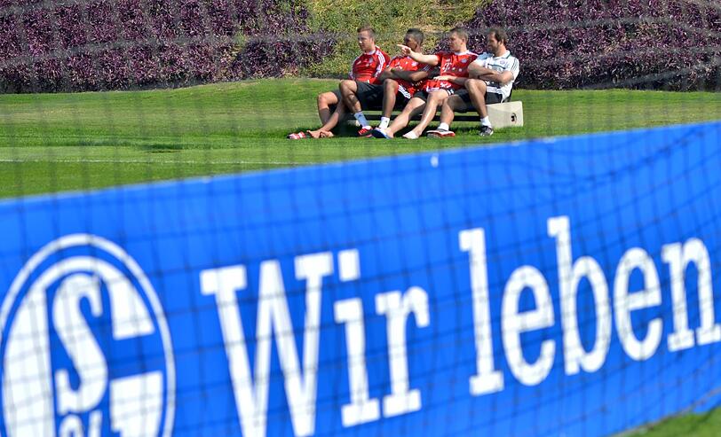 Die Bilder vom Besuch der Bayern auf dem Schalke-Trainingsgelände.