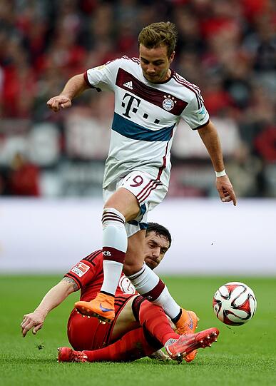 MARIO GÖTZE - NOTE 5 - Gegen den BVB nur Bankdrücker, in Leverkusen Linksaußen. Ein passabler Weitschuss (6.) - gehalten. Dann die Chance der ersten Halbzeit: Umkurvte Leno und schob die Kugel dann zu lässig aufs Tor &ndash; gerettet von Jedvaj (27.). Vergab zu lässig und überheblich die Möglichkeit zum 1:1, als er Leno überlupfen wollte (756.). Götze wird bei Barca wieder draußen sitzen.