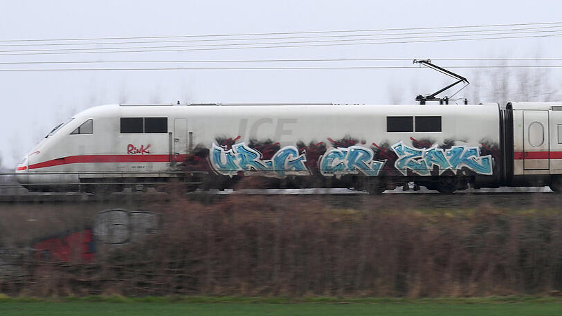 Ein mit Graffiti beschmierter ICE-Zug.