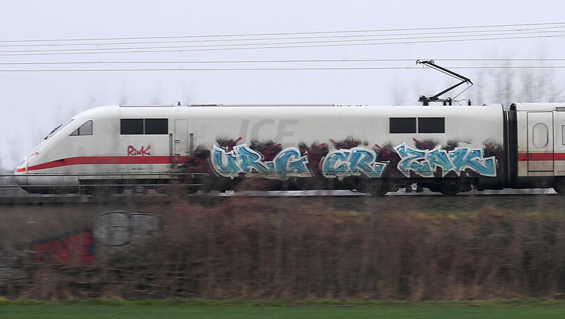 Ein mit Graffiti beschmierter ICE-Zug. Ein mit Graffiti beschmierter ICE-Zug.