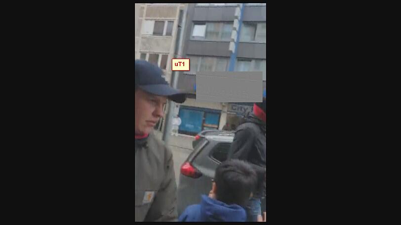 Mit diesen Fotos sucht die Polizei nach den Hooligans.