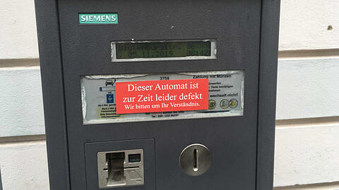 Der Automat mit dem Fake-Aufkleber in der Blutenburgstraße.