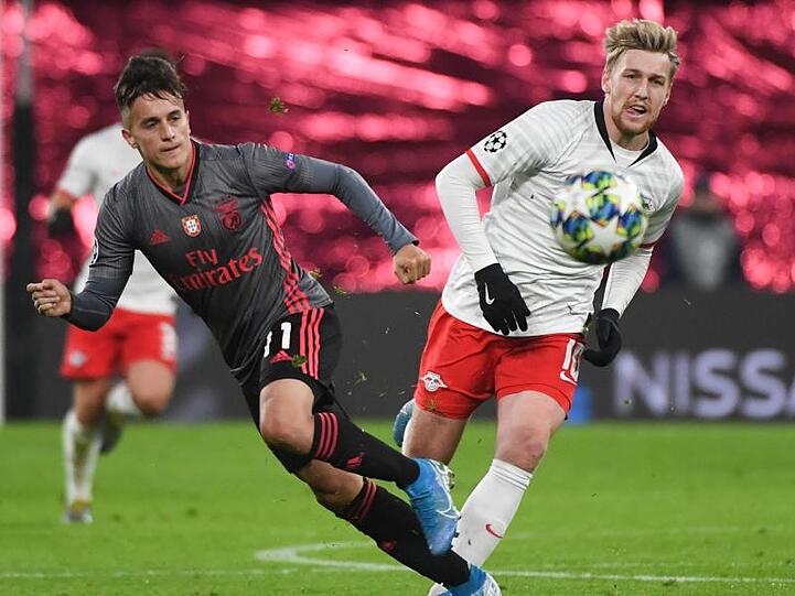 Benficas Franco Cervi (l) und Leipzigs Emil Forsberg laufen dem Ball hinterher.