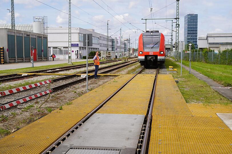 In den Schienen sind Taster eingebaut. Diese fahren sich aus, kurz bevor die S-Bahn anrollt. Dann überprüfen sie, ob die Räder rund sind.