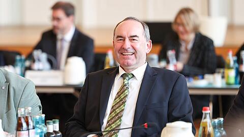 Jagd- und Wirtschaftsminister Aiwanger ruft Jäger auf, Biber im Bedarfsfall zu schießen. Rechtlich stehe dem "fast nichts im Weg".