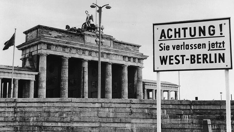 28 Jahre, zwei Monate und 28 Tage teilte eine Mauer Berlin. 28 Jahre, zwei Monate und 28 Tage teilte eine Mauer Berlin.
