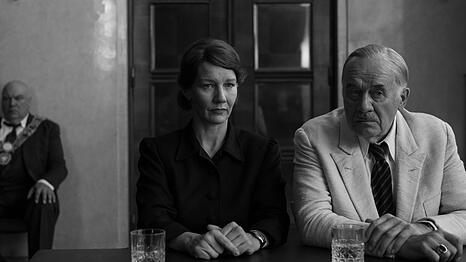 Erika Mann (Sandra H&uuml;ller) und ihr Vater Thomas (Hanns Zischler, rechts) kehren gemeinsam in die alte Heimat zur&uuml;ck.