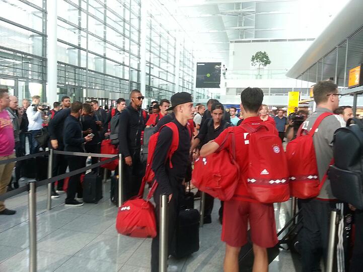 Warten auf den Check-In: Die Bayern-Stars am Flughafen München.