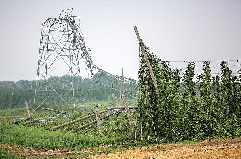 In Schkölen war der Sturm so stark, dass mehrere Strommasten umknickten (16.08.).
