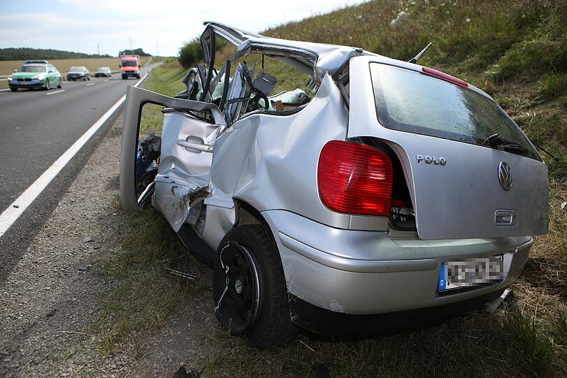 Horror-Unfall in Unterfranken: Bei dem Frontal-Crash kommen zwei Menschen ums Leben.