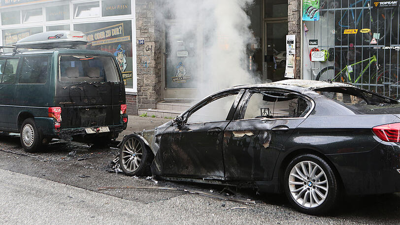 Nachwirkungen der Krawallnacht vor dem Gipfel-Auftakt am Freitag: Abgebrannte Autowracks - einige von ihnen brennen sogar noch.