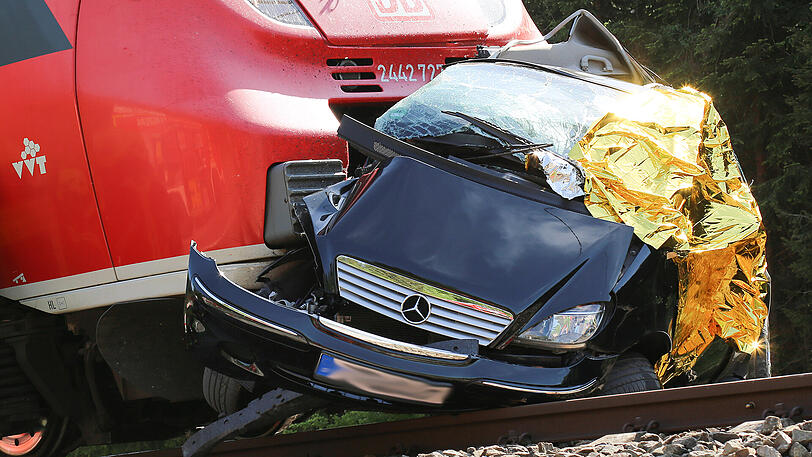 Es passiert immer wieder: An Bahnübergängen ohne Schranken werden Autos von Zügen erfasst. Am Montag hatte ein solcher Unfall am Starnberger See schreckliche Folgen.