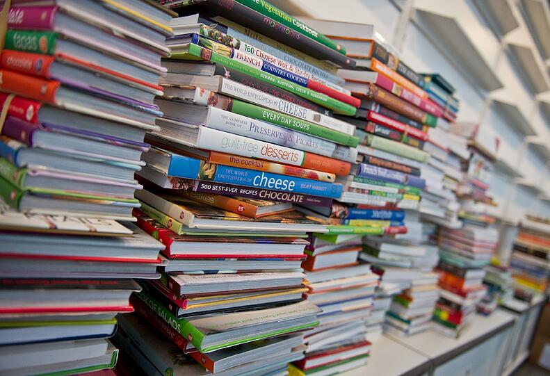 Wer auf der Suche nach neuem Lesestoff ist, könnte beim Büchertausch fündig werden (Symbolbild).