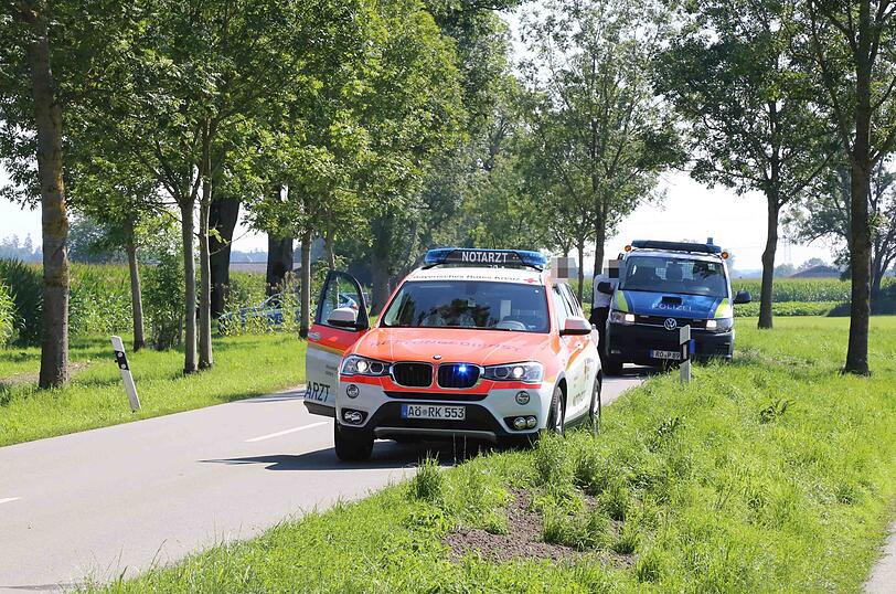 Der Mercedes kam aus bislang unbekannter Ursache von der Fahrbahn ab und prallte gegen einen Baum - der Fahrer starb noch an der Unfallstelle.
