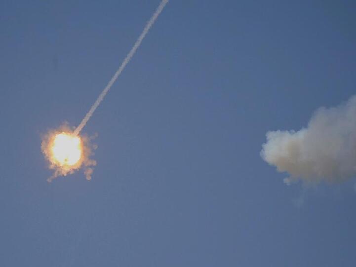 Eine israelische Luftabwehrrakete bringt eine vermutlich aus dem Gazastreifen abgefeuerte Rakete zur Explosion.
