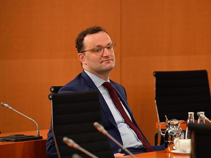 Bundesgesundheitsminister Jens Spahn (CDU) sitzt im Bundeskanzleramt. Foto: Tobias Schwarz/AFP-Pool/dpa