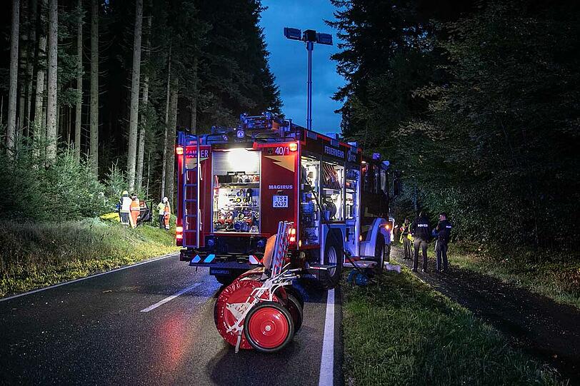 Bei dem missglückten Überholmanöver prallte ein VW Transporter frontal in einen Skoda, beide Fahrer wurden schwer verletzt.