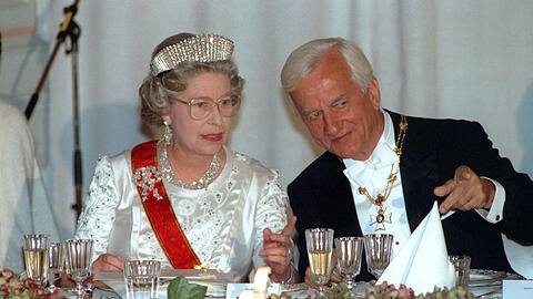 Königin Elizabeth II. und der damalige Bundespräsident Richard von Weizsäcker sprechen während eines Festbanketts auf Schloss Augustusburg in Brühl (Nordrhein-Westfalen) am 19. Oktober 1992 miteinander. Es war der dritte Staatsbesuch der Queen und der erste seit der deutschen Wiedervereinigung.