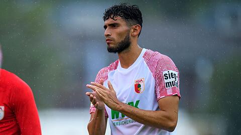 Augsburgs Ricardo Pepi geht nach dem Spiel zu den Fans und applaudiert.