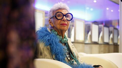 US-Designerin Iris Apfel verfolgt die Präsentation der Herbst/Winter-Kollektion vom Atelier Swarovski.