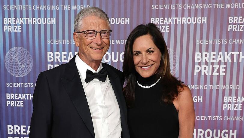 Strahlend und Arm in Arm posierten Bill Gates und Paula Hurd in Los Angeles. Strahlend und Arm in Arm posierten Bill Gates und Paula Hurd in Los Angeles.
