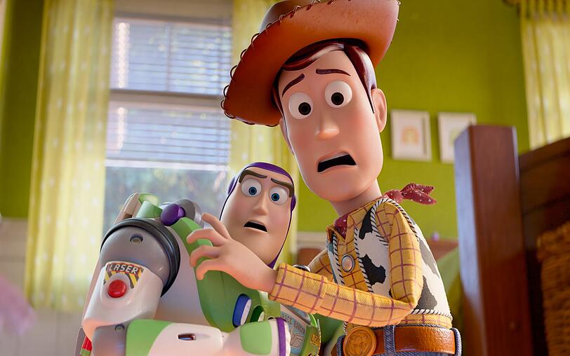 Toy Story 5 Buzz Lightyear (links) und Cowboy Woody sehen sich in "Toy Story 5" einer furchteinflößenden Bedrohung ausgesetzt: moderne Technik im Kinderzimmer. Toy Story 5 Buzz Lightyear (links) und Cowboy Woody sehen sich in "Toy Story 5" einer furchteinflößenden Bedrohung ausgesetzt: moderne Technik im Kinderzimmer.
