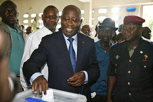 Der Präsident der Elfenbeinküste Laurent Gbagbo bei seiner Stimmabgabe am 28.11.2010.