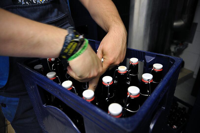 Bei der kleinen Brauererei "Giesiner Bräu" arbeiten derzeit 5 Personen an originellen Biersorten, wie die Untergiesinger Erhellung. Ein Rundgang durch die Brauerei.